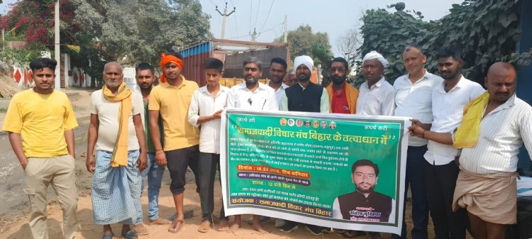 सड़क के गड्ढों में डाला मछली का बीज, अनोखे विरोध से सरकार का ध्यान खींचने की कोशिश