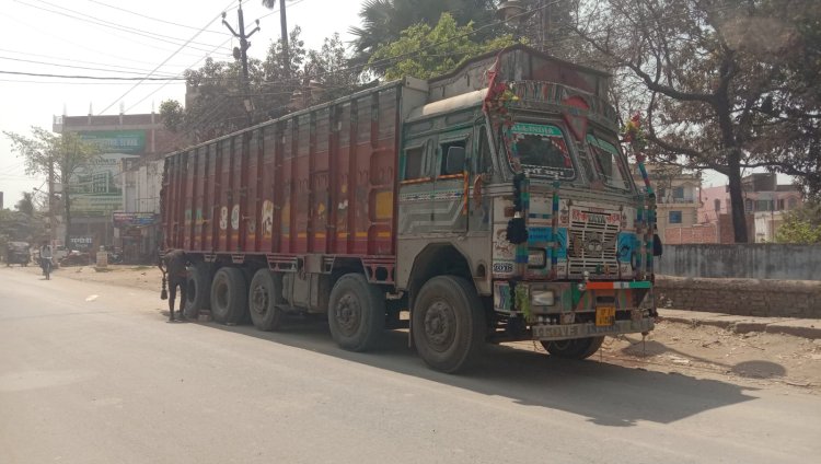 प्रखंड कार्यालय गेट के सामने मुख्य सड़क पर चार दिनों से खड़ी है ट्रक, लगता है जाम