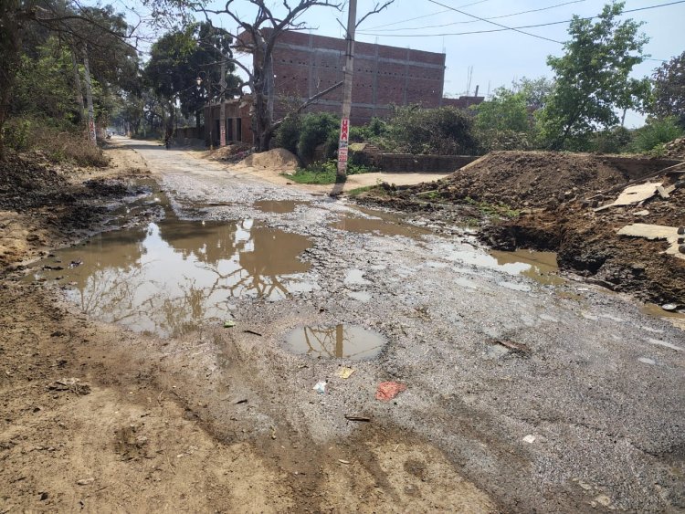 शहर की नई कॉलोनियों में नाली-गली की समुचित व्यवस्था नहीं रोड पर बहता है पानी