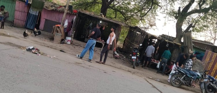 डुमरांव में मुख्य पथ व स्कूल समेत सभी मार्गों पर खुलेआम हो रही है मांस-मछली की बिक्री, नगर परिषद मौन