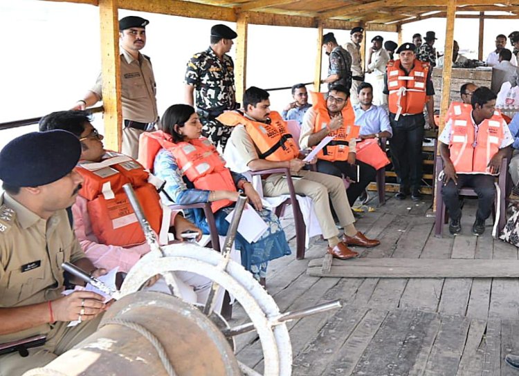 चैती छठ को लेकर बक्सर के गंगा घाटों पर अलर्ट, डीएम-एसपी ने नाव से किया निरीक्षण
