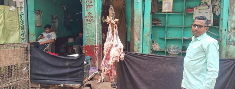 डुमरांव में आदेश बेअसर: खुले में कटा मांस बिकता रहा, हरकत में आया नगर परिषद प्रशासन