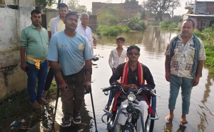 एकौना की मुख्य सड़क पर ‘जलजाल’: तीन फीट पानी में कैद जिंदगी