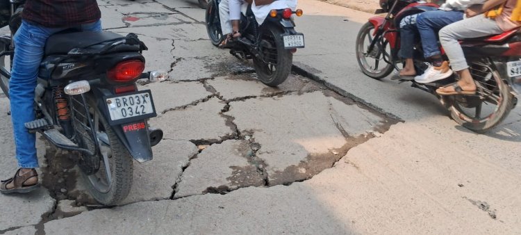 मरम्मत के बीच खतरानक स्पॉट की अनदेखी से ‘मौत का गड्ढा’ बना स्टेशन रोड