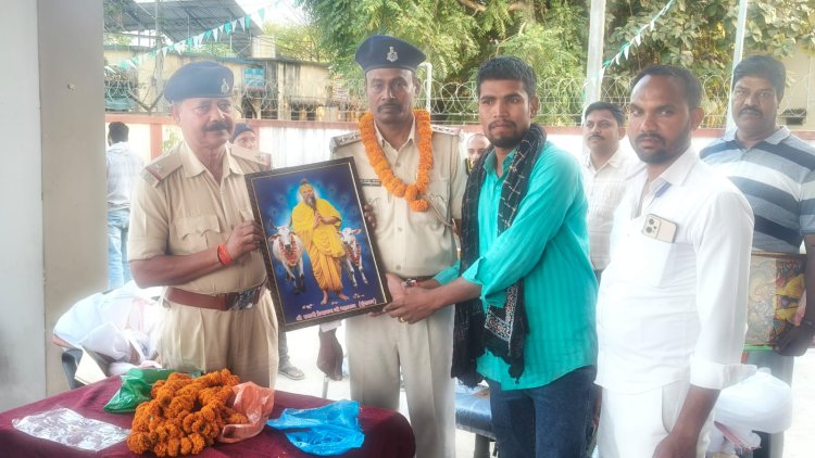 आंखों में नमी, दिलों में सम्मान, चक्की थाना से दो दरोगाओं की भावुक विदाई