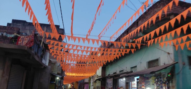 रामनवमी को लेकर केसठ नया बाजार में तैयारियां तेज, झंडों से सजी मुख्य सड़क