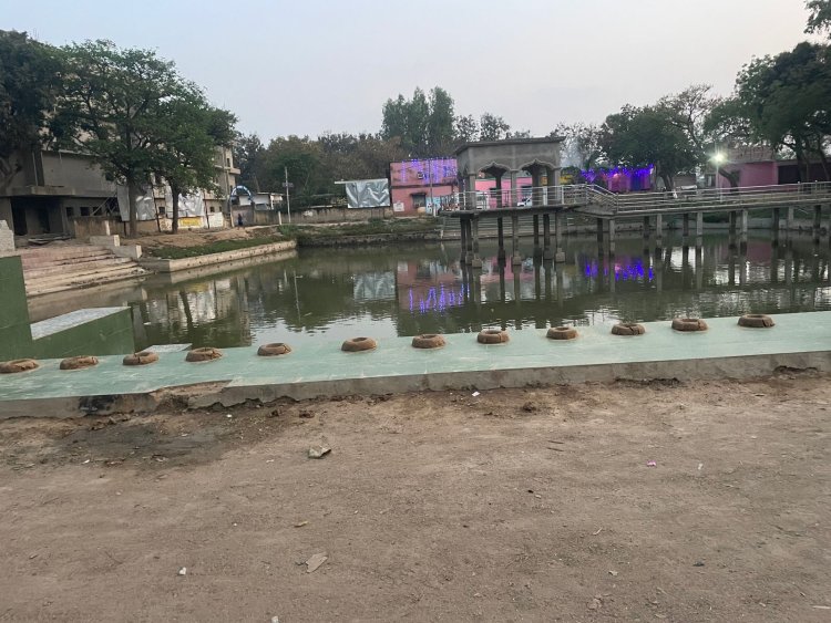 केसठ में चैती छठ पूजा की तैयारी शुरू, घाटों पर युवकों ने बनाई वेदी