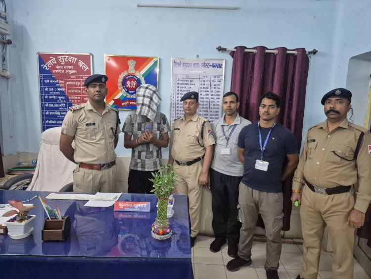 ऑपरेशन यात्री सुरक्षा के तहत बक्सर स्टेशन पर सक्रिय टीम की सख्ती, चोरी का मोबाइल बरामद, आरोपी जीआरपी के हवाले