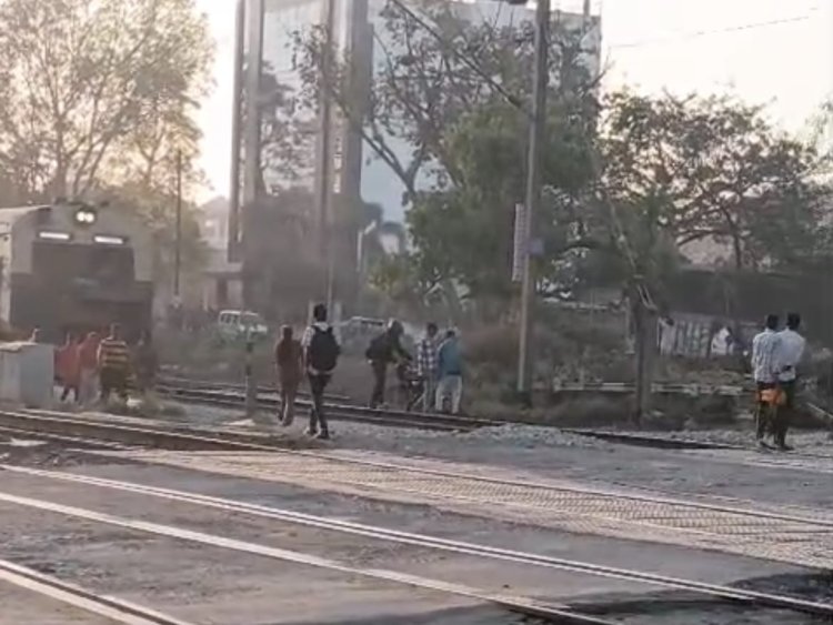 लापरवाही बन सकती थी मौत का कारण: बंद फाटक पार करते ही पटरी पर फंसी बाइक, लोको पायलट की सूझबूझ से टला हादसा