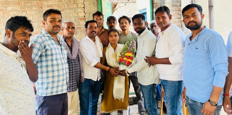 मैट्रिक परीक्षा में टॉप टेन रैंक लाने वाली पुराना भोजपुर के पूजा का इंटरमीडिएट कोचिंग की फीस भरेंगे कार्यकारी चेयरमैन