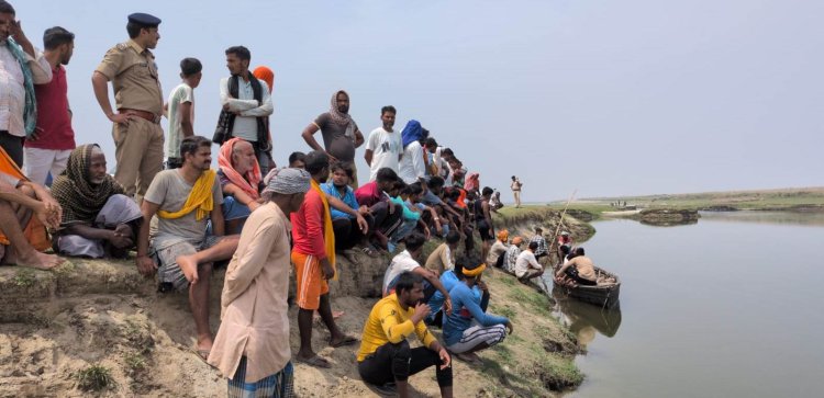 गंगा के भागड़ में नाव पलटी, एक किशोरी लापता, बाल-बाल बची दर्जनभर महिलाएं