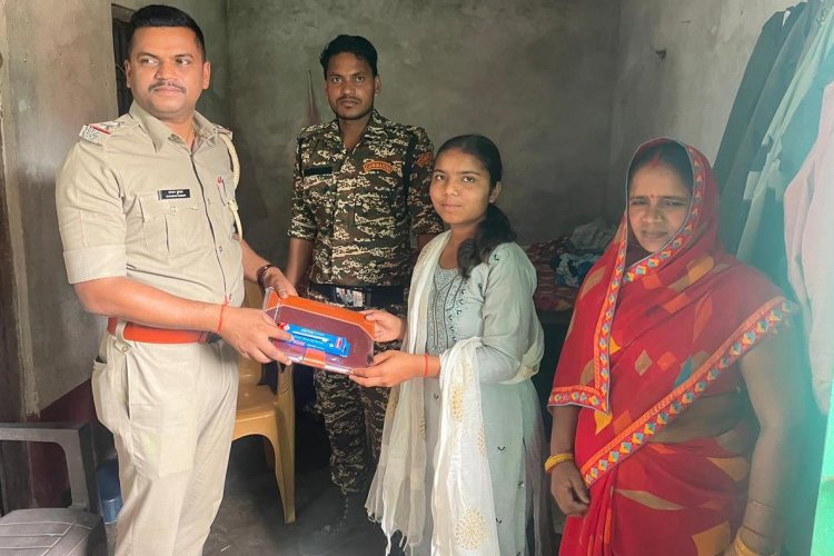 जूस बेचने वाले की बेटी बनी बिहार टॉप-10 में, थानाध्यक्ष खुद पहुंचे सम्मान देने