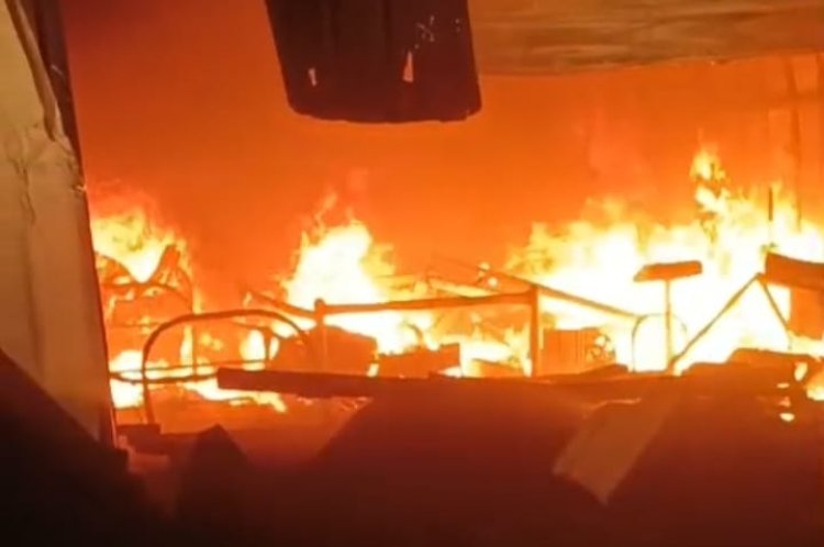 चौसा में भीषण अग्निकांड: कंस्ट्रक्शन कंपनी का गोदाम और लैब खाक, ढाई करोड़ की संपत्ति स्वाहा