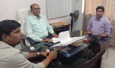 डुमरांव के नये प्रभारी अंचलाधिकारी बने रमेश सिंह, बीडीओ से ग्रहण किया पदभार