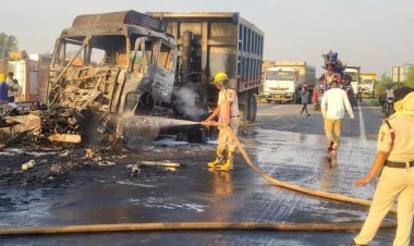 एनएच-319 पर खड़े ट्रक में डंपर की टक्कर से लगी भीषण आग, चालक-खलासी बाल-बाल बचे