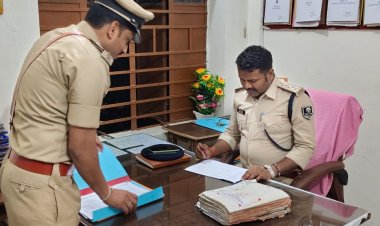 बेहतर काम का इनाम : डुमरांव में बेहतर कानून-व्यवस्था स्थापित करने वाले एसडीपीओ पोलस्त कुमार को डीआईजी ने किया सम्मानित