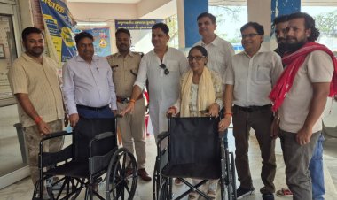 डुमरांव अस्पताल को मिली दो नई व्हीलचेयर, समाजसेवा की मिसाल बना श्रद्धांजलि कार्यक्रम