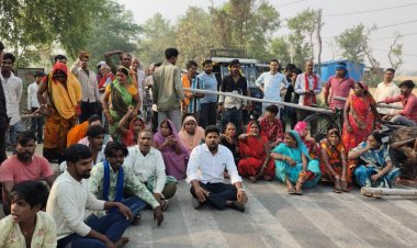 पेड़ से उल्टा लटकाकर पिटाई कांड: पुलिस एक्शन पर भड़का गुस्सा, सड़क जाम कर ग्रामीणों का प्रदर्शन