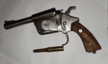 चौसा में गुप्त सूचना पर पुलिस की कार्रवाई, हथियार के साथ तीन युवक गिरफ्तार