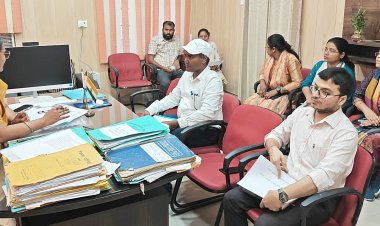 कल्याण विभाग की समीक्षा बैठक में डीडीसी सख्त, छात्रावासों में शीघ्र नामांकन व लंबित योजनाएं पूरी करने का निर्देश