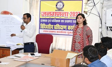 डुमरांव में जनगणना 2027 कार्यों का डीएम ने किया औचक निरीक्षण, पारदर्शिता व शुद्धता पर दिया जोर