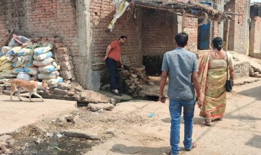 रामपुर वार्ड-3 में जर्जर नाली से सड़क पर बह रहा पानी, बीडीओ ने किया निरीक्षण