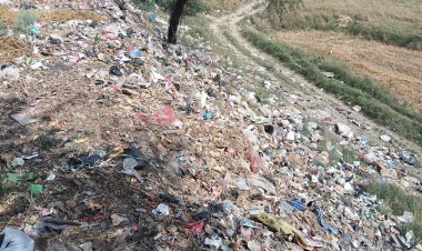 चौसा में स्वच्छता के नाम पर खिलवाड़, नदी किनारे बन रहा कचरे का पहाड़