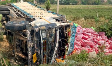 बच्चे को बचाने में अनियंत्रित हुई डीसीएम, चौकियां के पास पलटी कोल्ड्रिंक से भरी गाड़ी