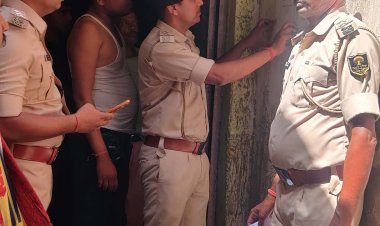पुराना भोजपुर गोलीकांड के फरार आरोपी के घर पुलिस ने चस्पाया इश्तहार