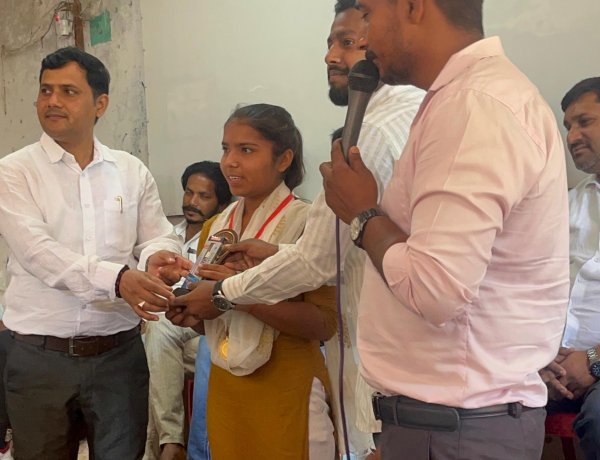 मेधावी छात्रों का सम्मान बना शिक्षा जागरूकता का संदेश, पुराना भोजपुर में दिखा प्रेरणा का उत्सव