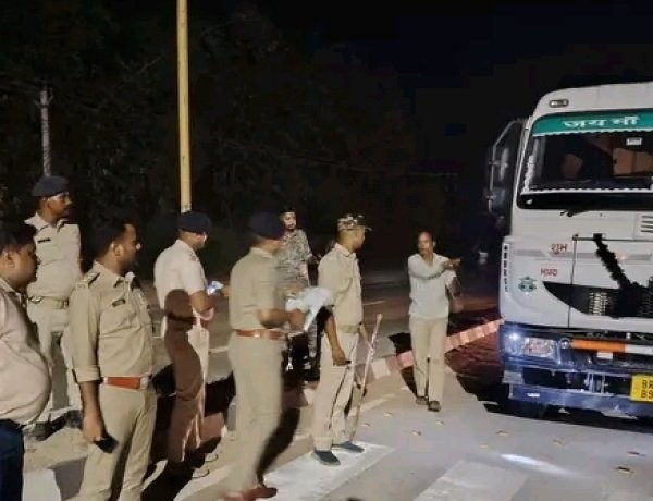 फोरलेन पर ‘सख्ती का पहरा’: बालू माफिया पर कसा शिकंजा, ट्रेलरों की रातभर चली चेकिंग