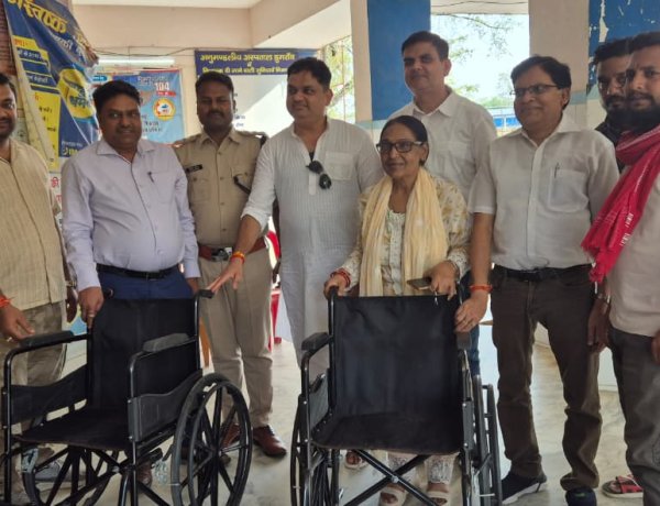 डुमरांव अस्पताल को मिली दो नई व्हीलचेयर, समाजसेवा की मिसाल बना श्रद्धांजलि कार्यक्रम
