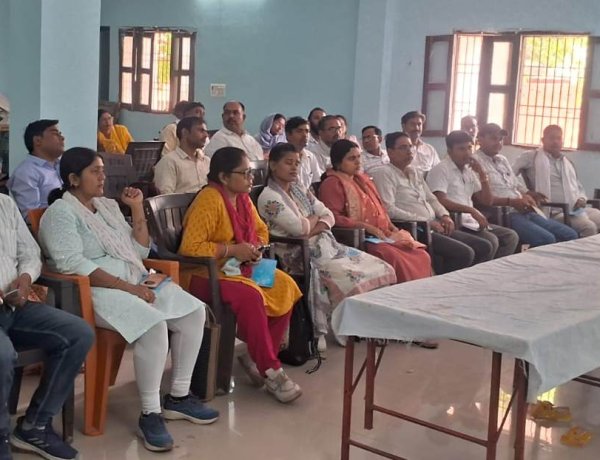 जनगणना को लेकर नप कार्यालय में प्रगणक और पर्यवेक्षकों किया जा रहा प्रशिक्षित