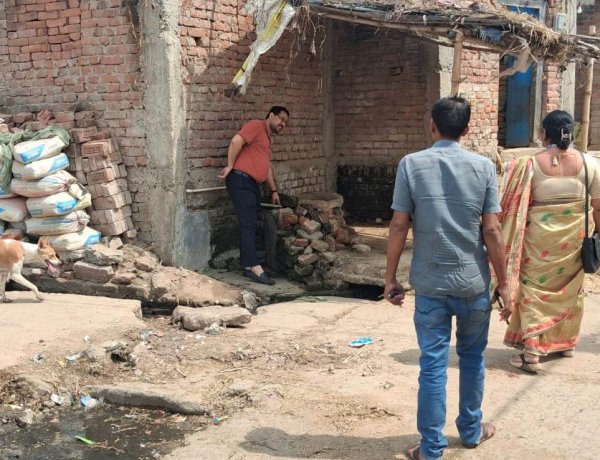 रामपुर वार्ड-3 में जर्जर नाली से सड़क पर बह रहा पानी, बीडीओ ने किया निरीक्षण