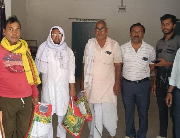 गरमा बीज वितरण के साथ चौसा में टिकाऊ खेती अभियान तेज, किसानों को हरी खाद अपनाने की सलाह