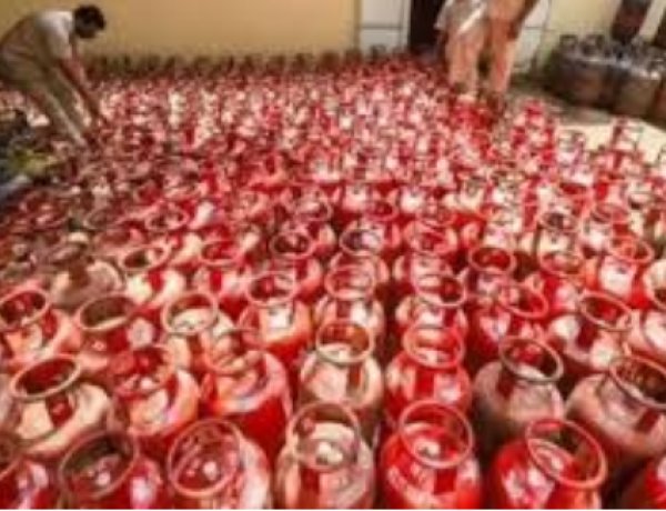 बक्सर में गैस आपूर्ति पर प्रशासन सख्त, कालाबाजारी रोकने को लगातार छापेमारी