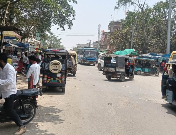 चौसा के प्रमुख चौराहों पर सुविधाओं का अभाव, महिलाओं व राहगीरों को रोजाना परेशानी