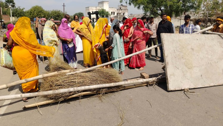 आधी रात की गिरफ्तारी से भड़का बनारपुर, फायरिंग केस में पुलिस कार्रवाई पर सड़कों पर उतरे ग्रामीण
