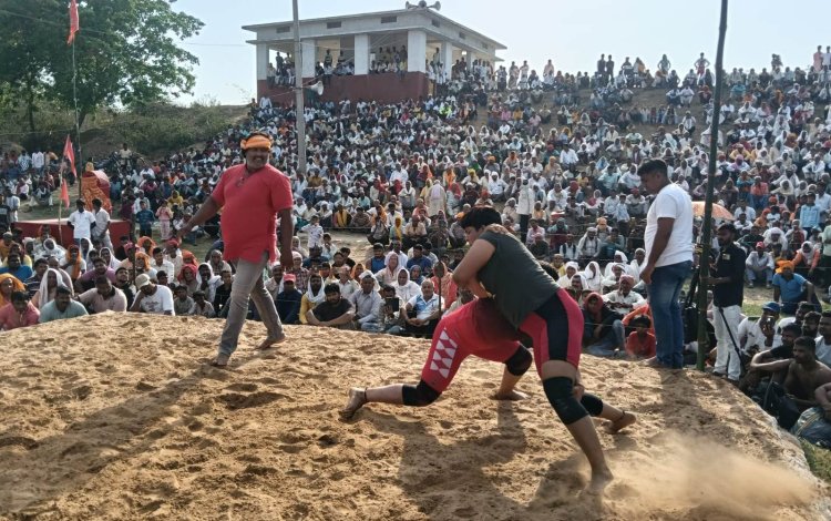 सरेंजा दंगल में दांव-पेंच का रोमांच, महिला पहलवानों ने भी बिखेरा जलवा