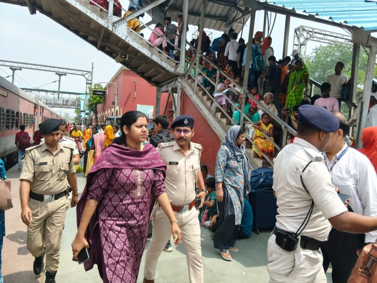 बक्सर स्टेशन का रेल डीएसपी ने किया औचक निरीक्षण, मचा हड़कंप