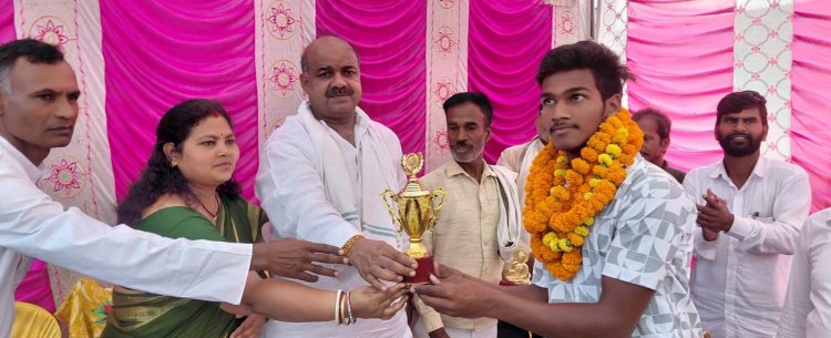 यूट्यूब से सीखी तकनीक, रामपुर के किशोर राज रौशन बना गोल्ड मेडलिस्ट, जनप्रतिनिधियों ने किया सम्मानित