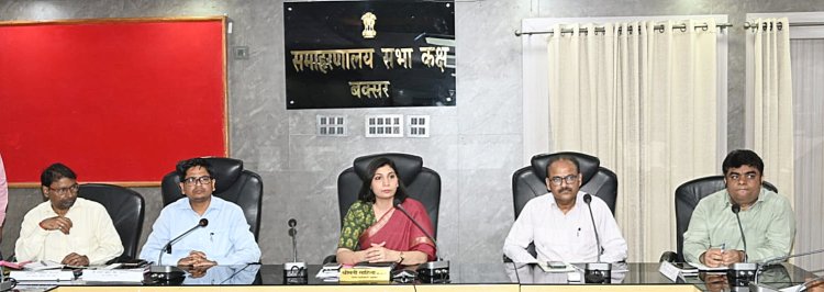 ढिलाई पर डीएम सख्त: गैस एजेंसियों, नगर परिषद और अधिकारियों को नोटिस, काम में तेजी लाने के सख्त निर्देश