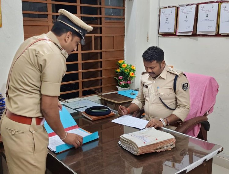 बेहतर काम का इनाम : डुमरांव में बेहतर कानून-व्यवस्था स्थापित करने वाले एसडीपीओ पोलस्त कुमार को डीआईजी ने किया सम्मानित