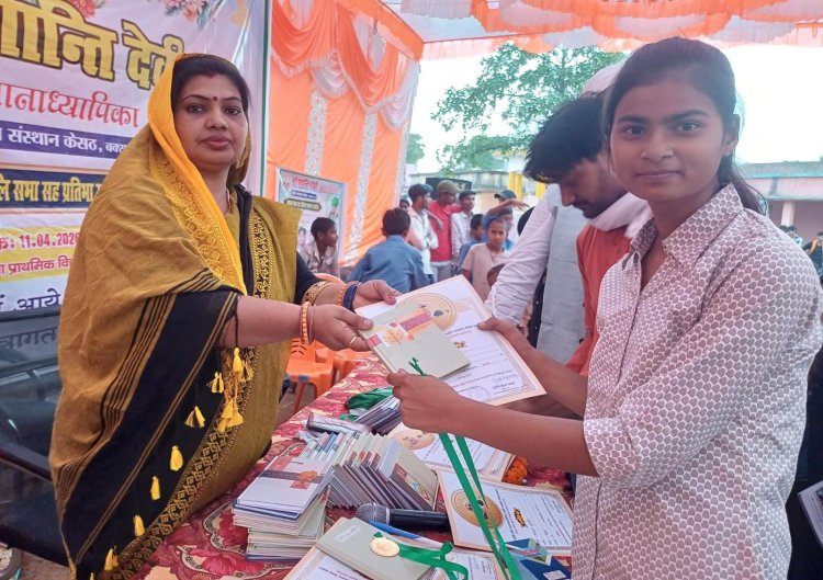 श्रद्धांजलि सभा व प्रतिभा सम्मान समारोह में मां शांति देवी को दी गई भावभीनी श्रद्धांजलि, मेधावी छात्र-छात्राएं हुए सम्मानित