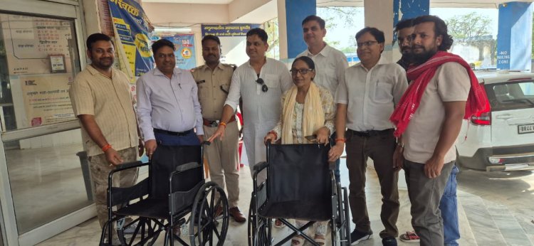 डुमरांव अस्पताल को मिली दो नई व्हीलचेयर, समाजसेवा की मिसाल बना श्रद्धांजलि कार्यक्रम