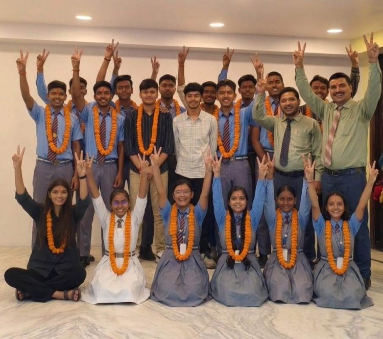 डुमराँव कैम्ब्रिज स्कूल का शानदार परिणाम, 95.4 प्रतिशत अंक के साथ दीप्ति चौहान बनी टॉपर