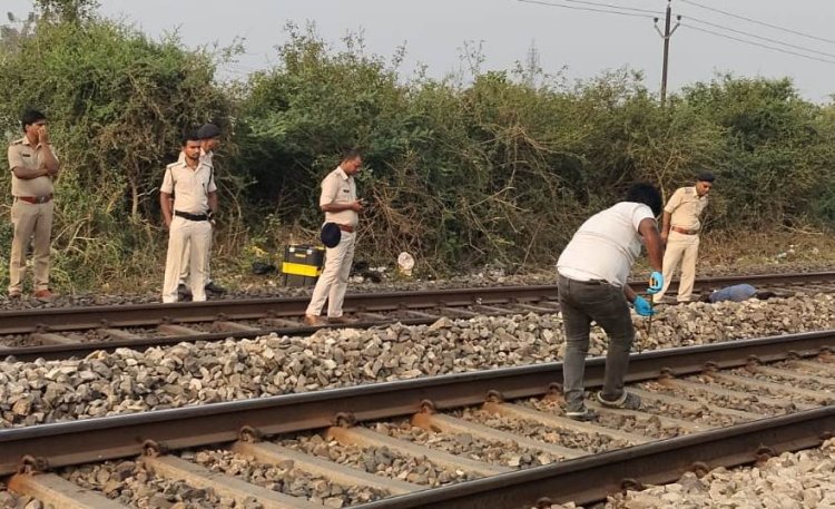 डुमरांव में रेल ट्रैक पर मिला पटना के युवक का शव, रहस्य बरकरार
