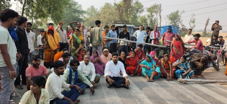 पेड़ से उल्टा लटकाकर पिटाई कांड: पुलिस एक्शन पर भड़का गुस्सा, सड़क जाम कर ग्रामीणों का प्रदर्शन