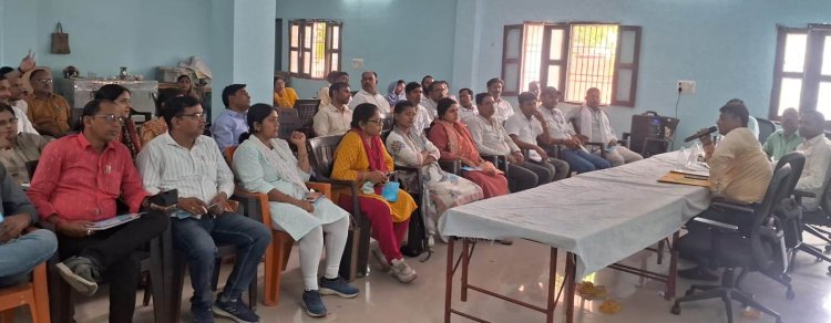 जनगणना को लेकर नप कार्यालय में प्रगणक और पर्यवेक्षकों किया जा रहा प्रशिक्षित