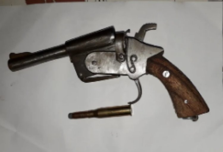 चौसा में गुप्त सूचना पर पुलिस की कार्रवाई, हथियार के साथ तीन युवक गिरफ्तार